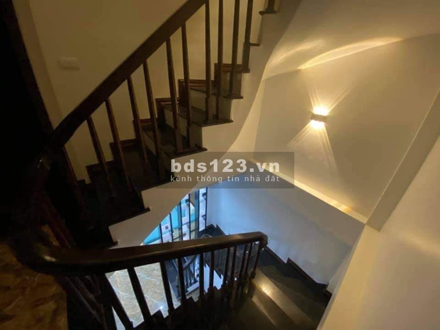 Bán Nhà Hoàng Mai dt 32m 5 tầng, mặt tiền 3.5m ô tô đỗ cửa, nhà siêu đẹp, giá chỉ 3.5 tỷ
