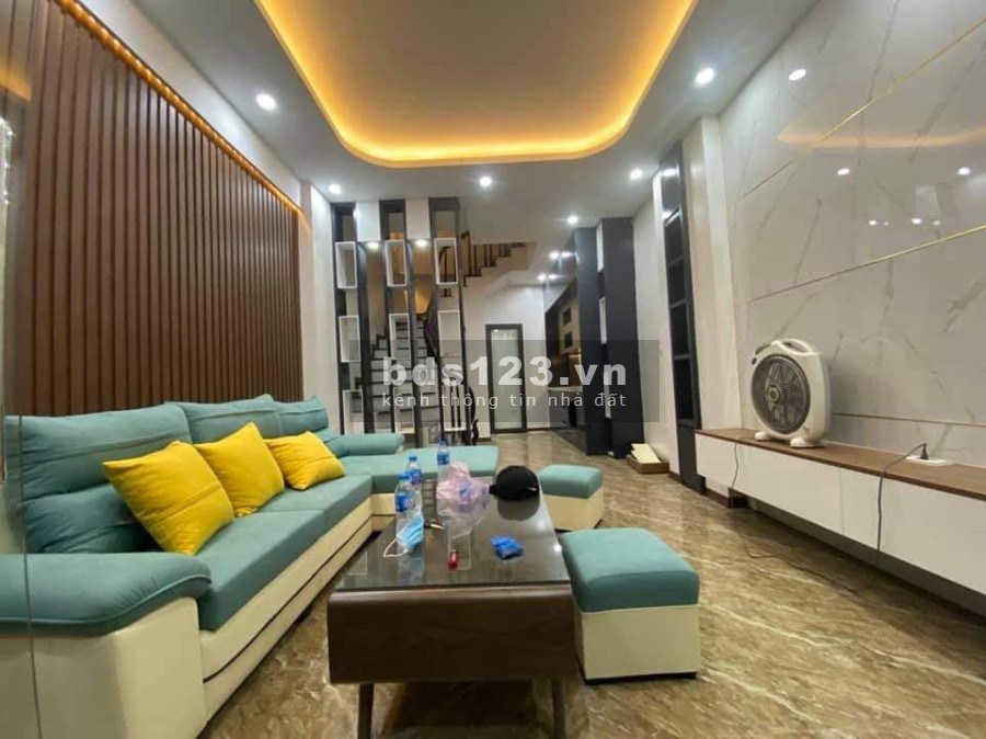 Bán Nhà Hoàng Mai dt 32m 5 tầng, mặt tiền 3.5m ô tô đỗ cửa, nhà siêu đẹp, giá chỉ 3.5 tỷ