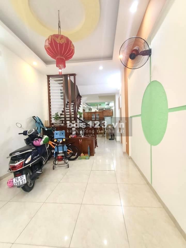 Bán nhà nguyên căn Quận Thanh Xuân ô tô ra vào diện tích 40m2, 5 tầng đúc kiên cố, kinh doanh