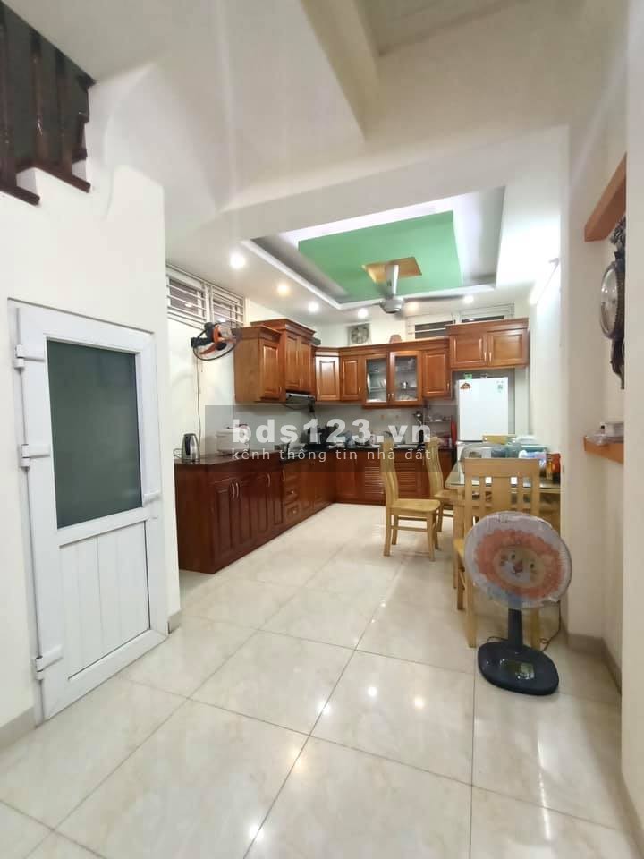 Bán nhà nguyên căn Quận Thanh Xuân ô tô ra vào diện tích 40m2, 5 tầng đúc kiên cố, kinh doanh