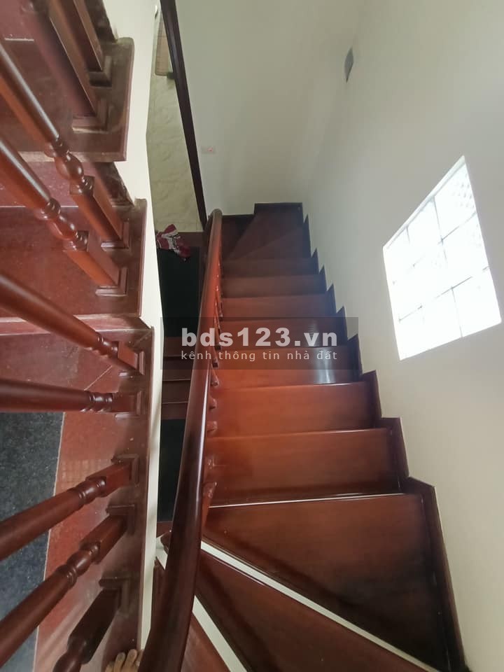 Bán nhà nguyên căn Quận Thanh Xuân ô tô ra vào diện tích 40m2, 5 tầng đúc kiên cố, kinh doanh