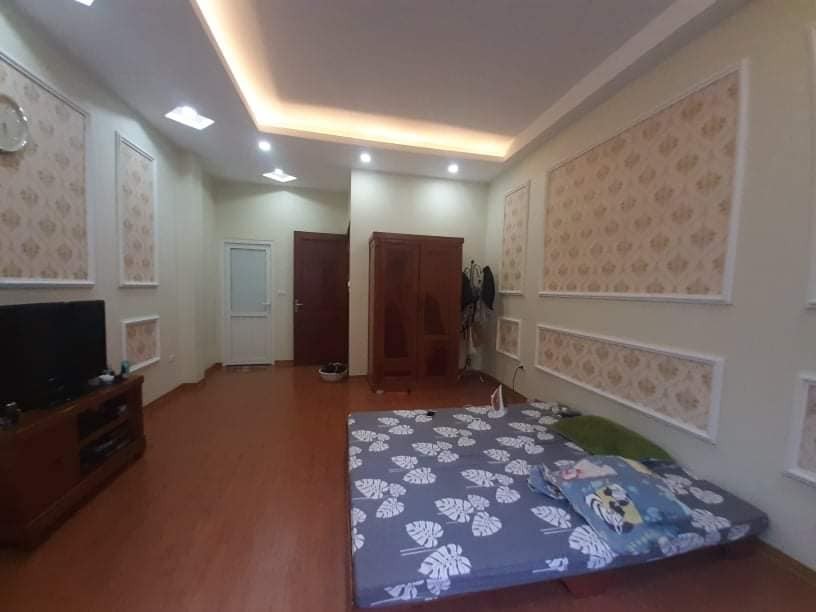 Bán Nhà Lô Góc Cầu Giấy, DT 68m2, 4T, MT 6m, Giá 5.5 Tỷ.