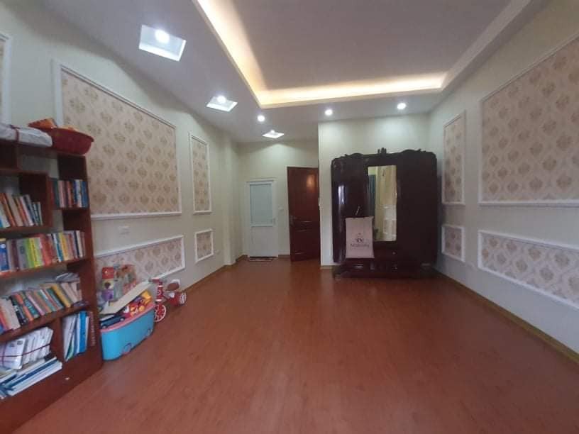 Bán Nhà Lô Góc Cầu Giấy, DT 68m2, 4T, MT 6m, Giá 5.5 Tỷ.