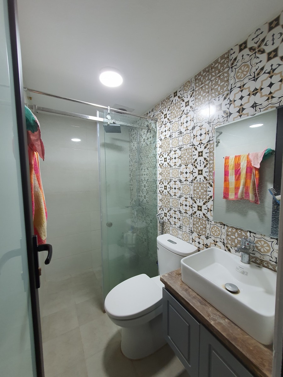 Bán gấp nhà Quận Đống Đa nhà mới, đẹp trung tâm cách phố 70m Dt 45m x5 tầng, giá 5 tỷ