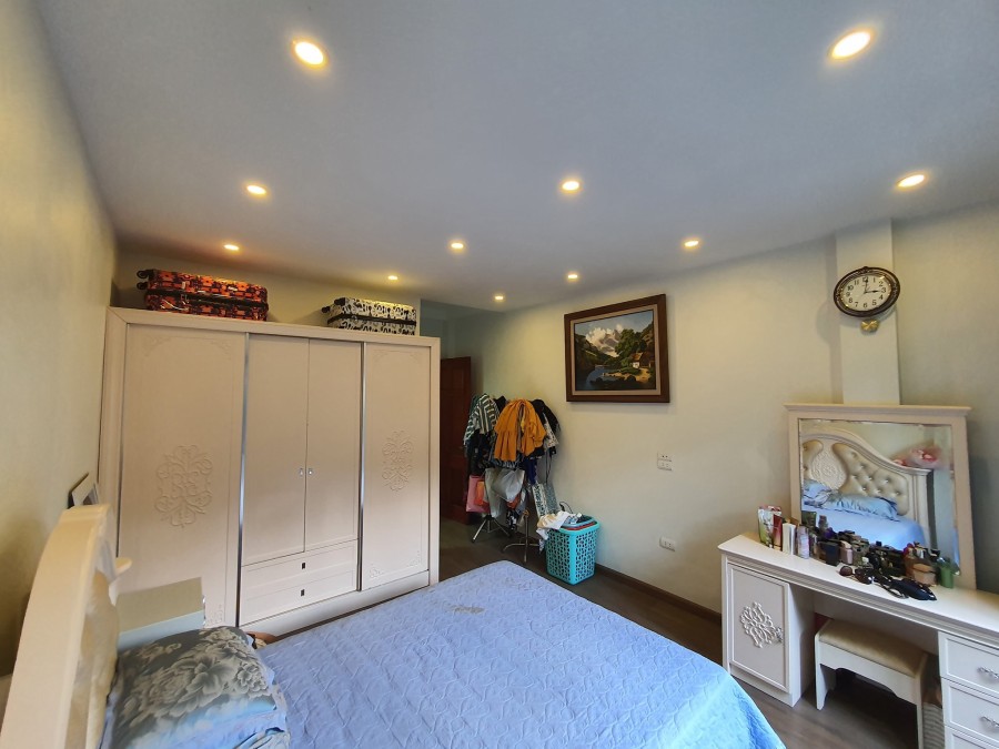 Bán gấp nhà Quận Đống Đa nhà mới, đẹp trung tâm cách phố 70m Dt 45m x5 tầng, giá 5 tỷ