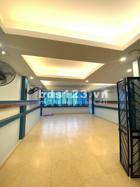 Cần bán siêu phẩm nhà đẹp Lạc Long Quân dt 114m2 4 tầng, mặt tiền 6m, kinh doanh, thang máy.
