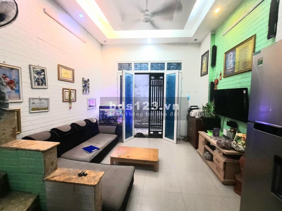 Bán nhà đẹp nguyên căn mặt phố vào ở ngay, đúc 5 tầng kiên cố, giá 2.3 tỷ, đầy đủ công năng