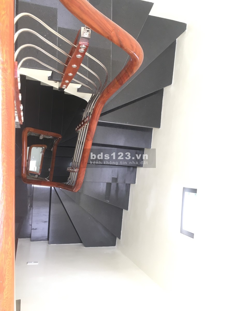 Bán nhà Văn Trì diện tích sử dụng 40m2 4 tầng 5PN gần ô tô TK hiện đại, nội thất xịn sò.