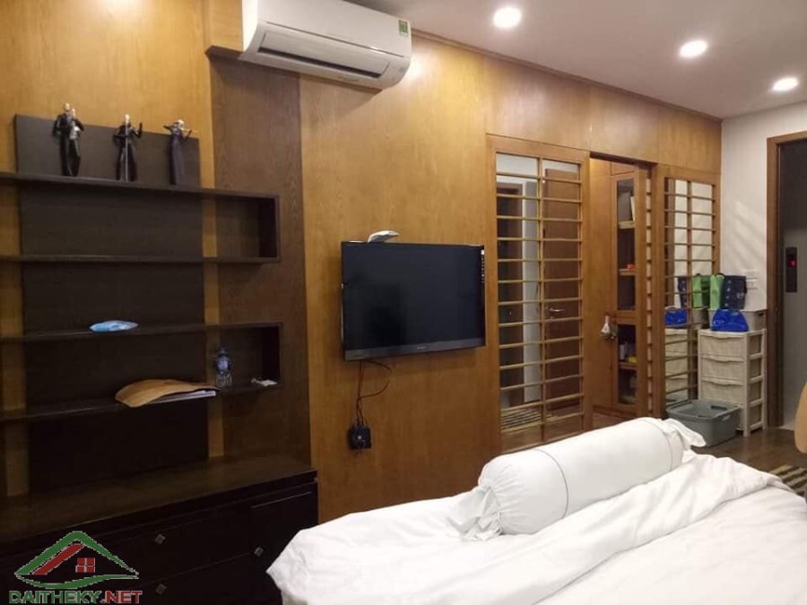 Nhà nguyên căn lô góc thang máy, 2 mặt ô tô tránh nhau, mấy bước ra hồ Ba Mẫu, dtsd 50m2