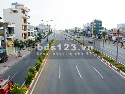 Bán nhà mặt phố Phạm Văn Đồng, mt 6m, nhà 5 tầng mới tinh, giá chỉ hơn 9 tỷ, lh 0399298888