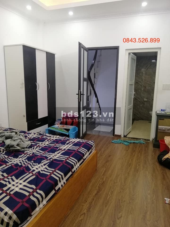 Bán nhà phố Hoàng Mai, ô tô đỗ cổng, sân rộng, diện tích sử dụng 33m2 giá nhỉnh 3 tỷ.