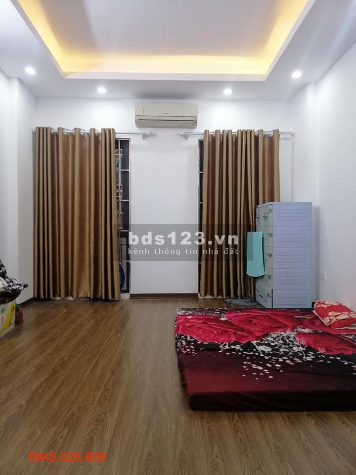Bán nhà phố Hoàng Mai, ô tô đỗ cổng, sân rộng, diện tích sử dụng 33m2 giá nhỉnh 3 tỷ.