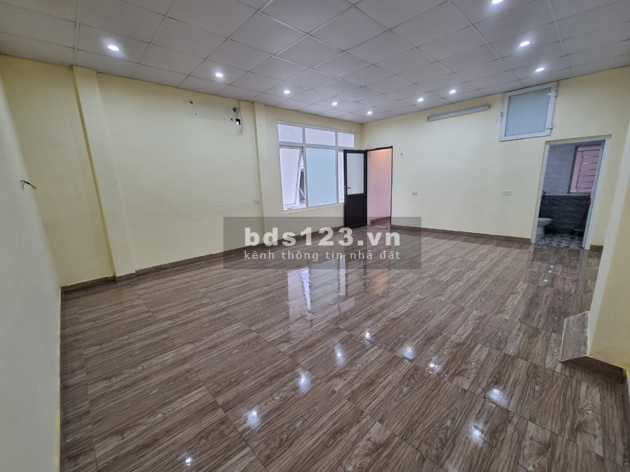 Cho thuê văn phòng ở Dốc phụ sản, 50m2 thông, đẹp đúng như hình ảnh