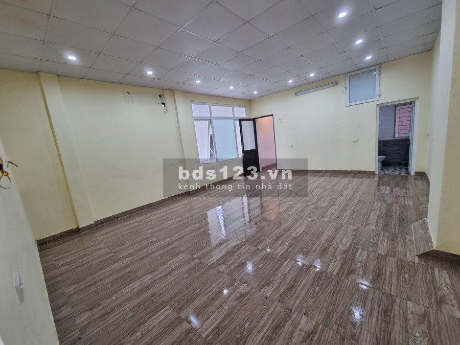 Cho thuê văn phòng ở Dốc phụ sản, 50m2 thông, đẹp đúng như hình ảnh