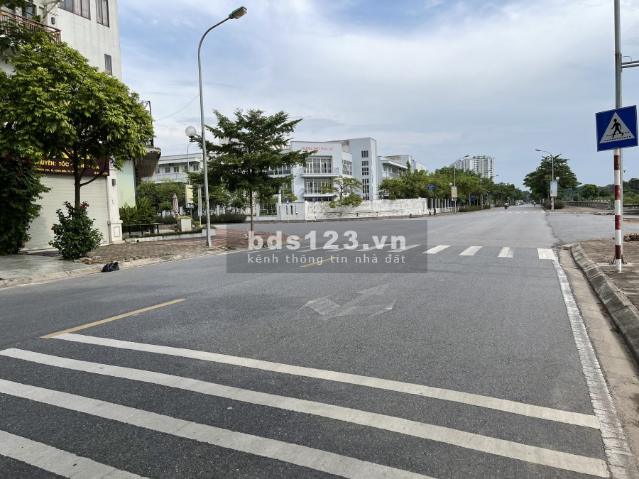 Bán đất mặt đường chính Phúc Lợi, lô góc siêu đẹp, DT 85m2, kinh doanh, làm mặt bằng đẹp.