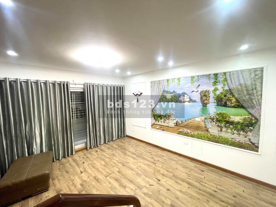 Bán nhà đẹp ngõ Lương Sử C 45m2 x 6 tầng cách ô tô 20m giá 6,1 tỷ. LH 0912442669