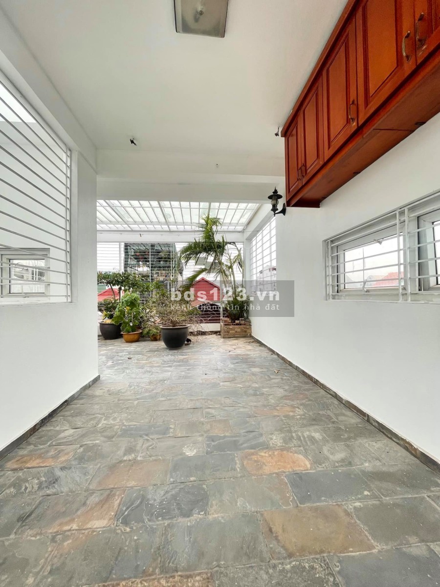 Bán nhà đẹp ngõ Lương Sử C 45m2 x 6 tầng cách ô tô 20m giá 6,1 tỷ. LH 0912442669