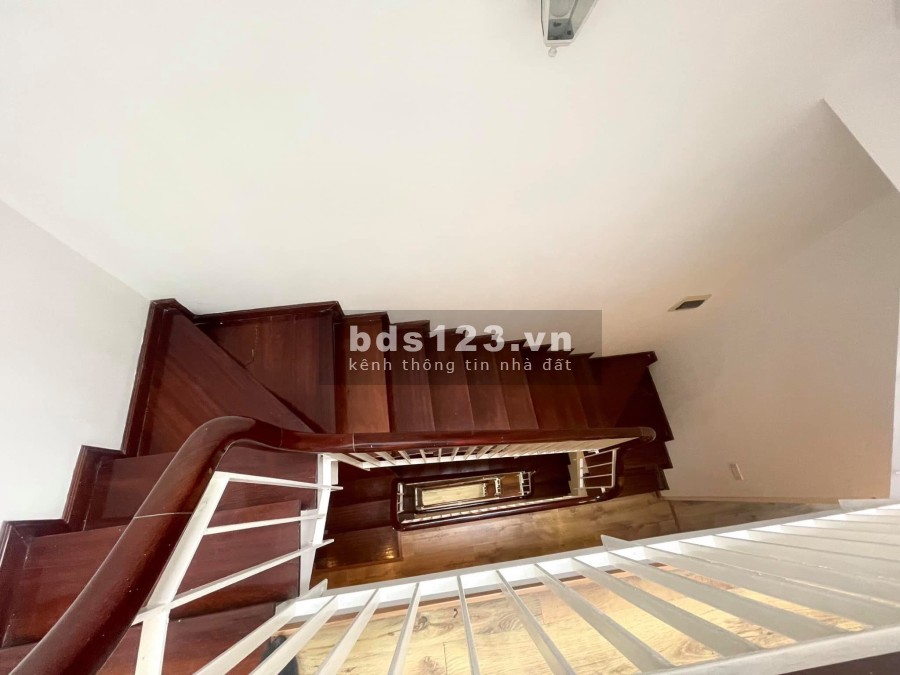 Bán nhà đẹp ngõ Lương Sử C 45m2 x 6 tầng cách ô tô 20m giá 6,1 tỷ. LH 0912442669