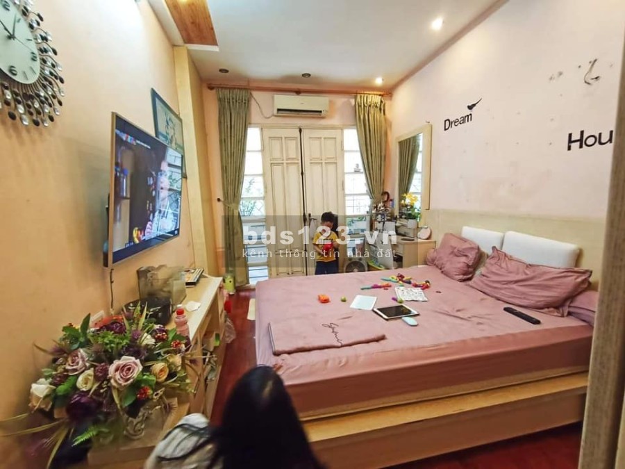 Bán nhà gần Ngã Tư Sở. 30m x 5T, nhà đẹp ở ngay. 2.6 tỷ.