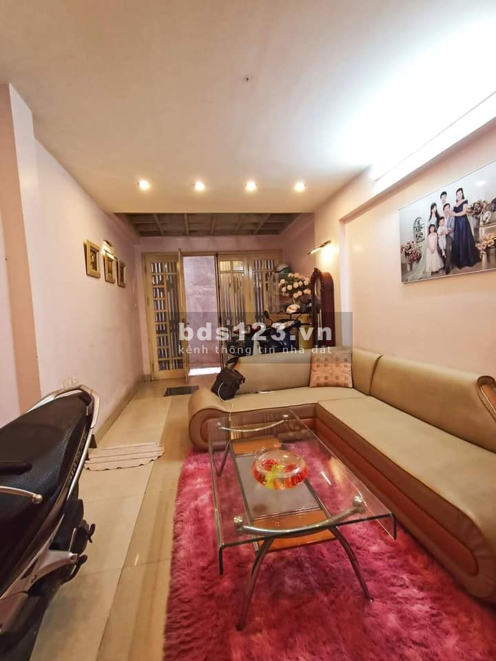Bán nhà gần Ngã Tư Sở. 30m x 5T, nhà đẹp ở ngay. 2.6 tỷ.