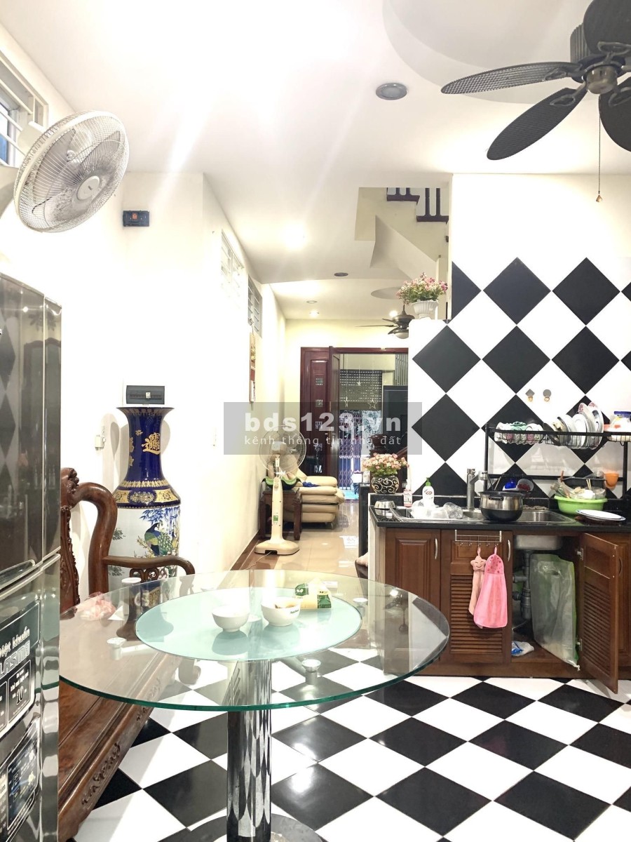 Nhà ngõ 302 Đường Láng 60m2 an ninh tốt, dân trí cao, nhà cực đẹp