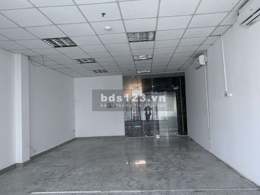 Cho thuê văn phòng view kính 50m2 đường CMT8, Quận 3