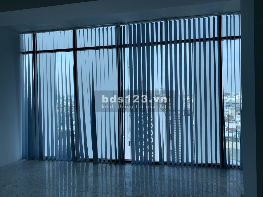 Cho thuê văn phòng view kính 50m2 đường CMT8, Quận 3