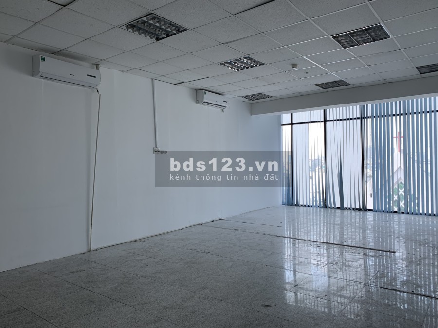Cho thuê văn phòng view kính 50m2 đường CMT8, Quận 3