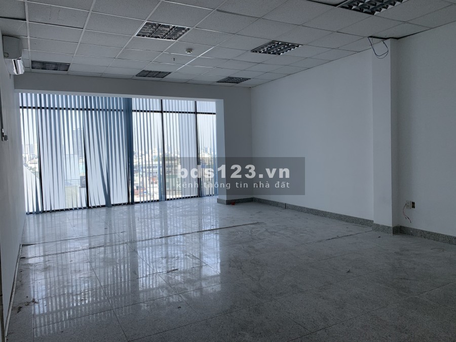 Cho thuê văn phòng view kính 50m2 đường CMT8, Quận 3