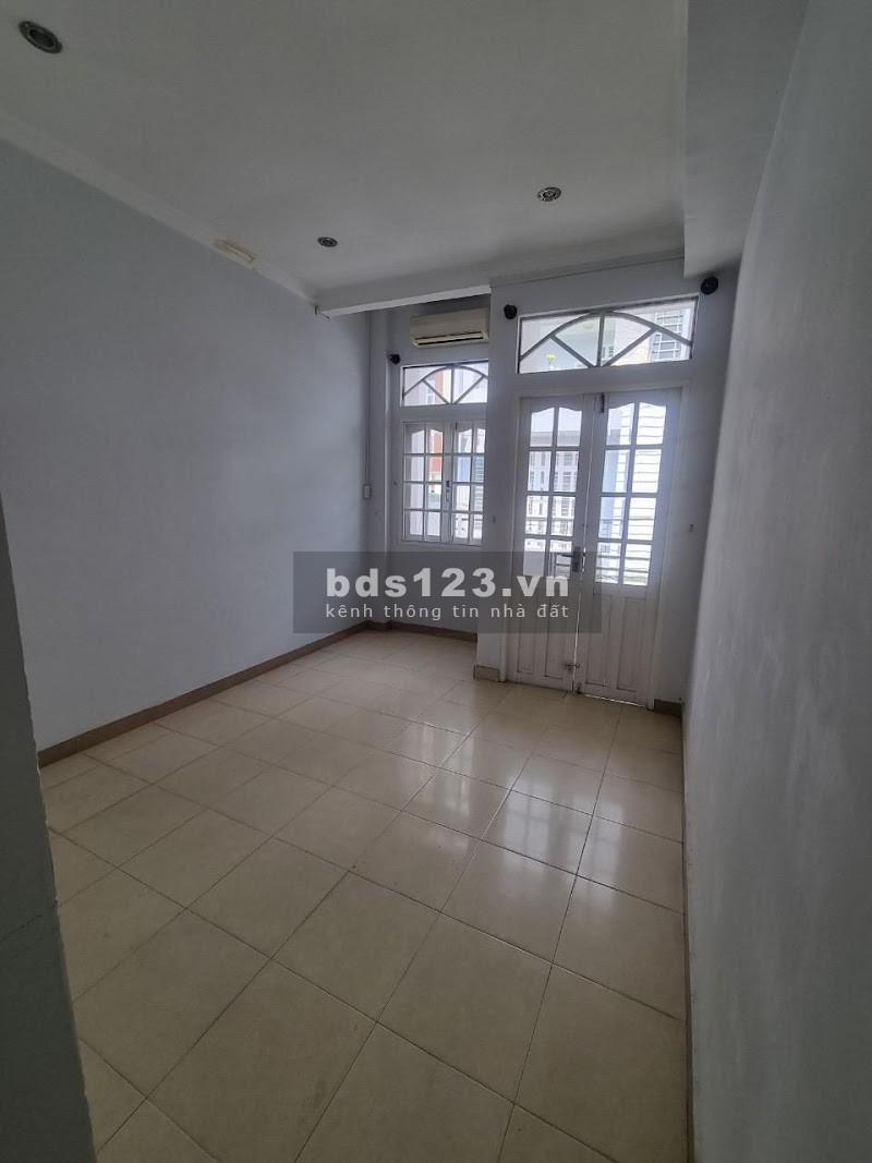 Hơn 3 tỷ, nhà Huỳnh Văn Nghệ, P15, Tân Bình