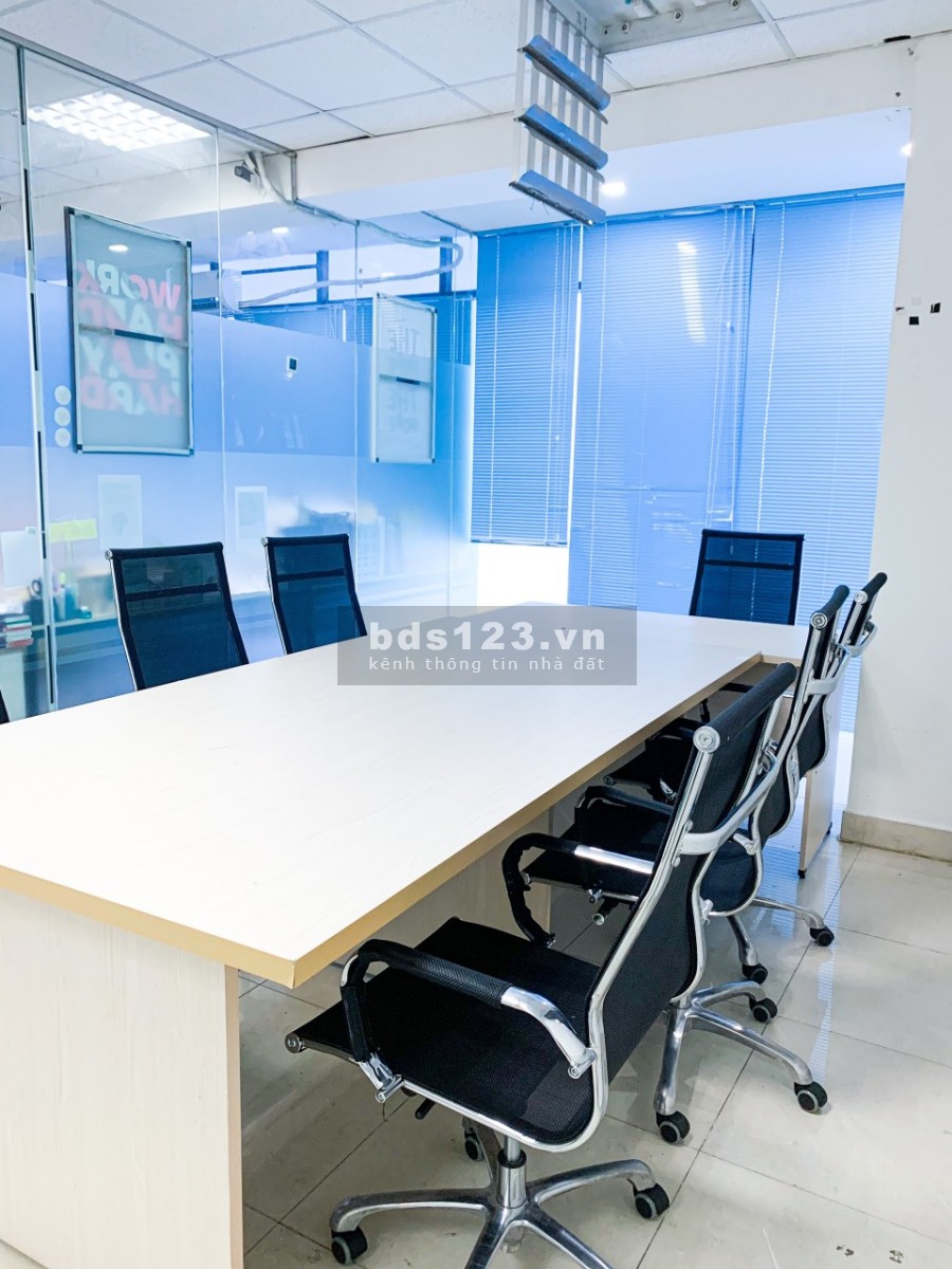 Văn phòng nhỏ xinh view kính 35m2 đường CMT8, Quận 3