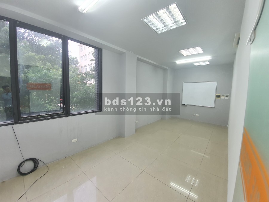 Cho thuê văn phòng chuyên nghiệp phố Chùa Láng diện tích 80m2 giá 22tr/tháng view đẹp