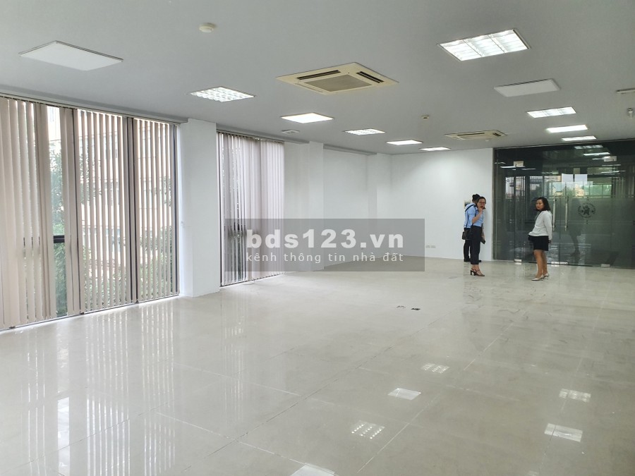 Cho thuê văn phòng chuyên nghiệp phố Chùa Láng diện tích 80m2 giá 22tr/tháng view đẹp