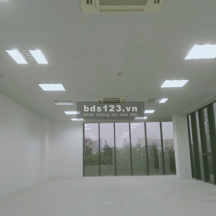 Cho thuê văn phòng chuyên nghiệp phố Chùa Láng diện tích 80m2 giá 22tr/tháng view đẹp