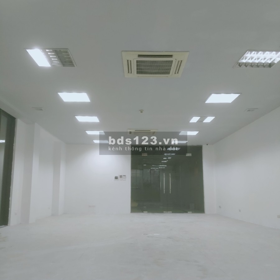 Cho thuê văn phòng chuyên nghiệp phố Chùa Láng diện tích 80m2 giá 22tr/tháng view đẹp