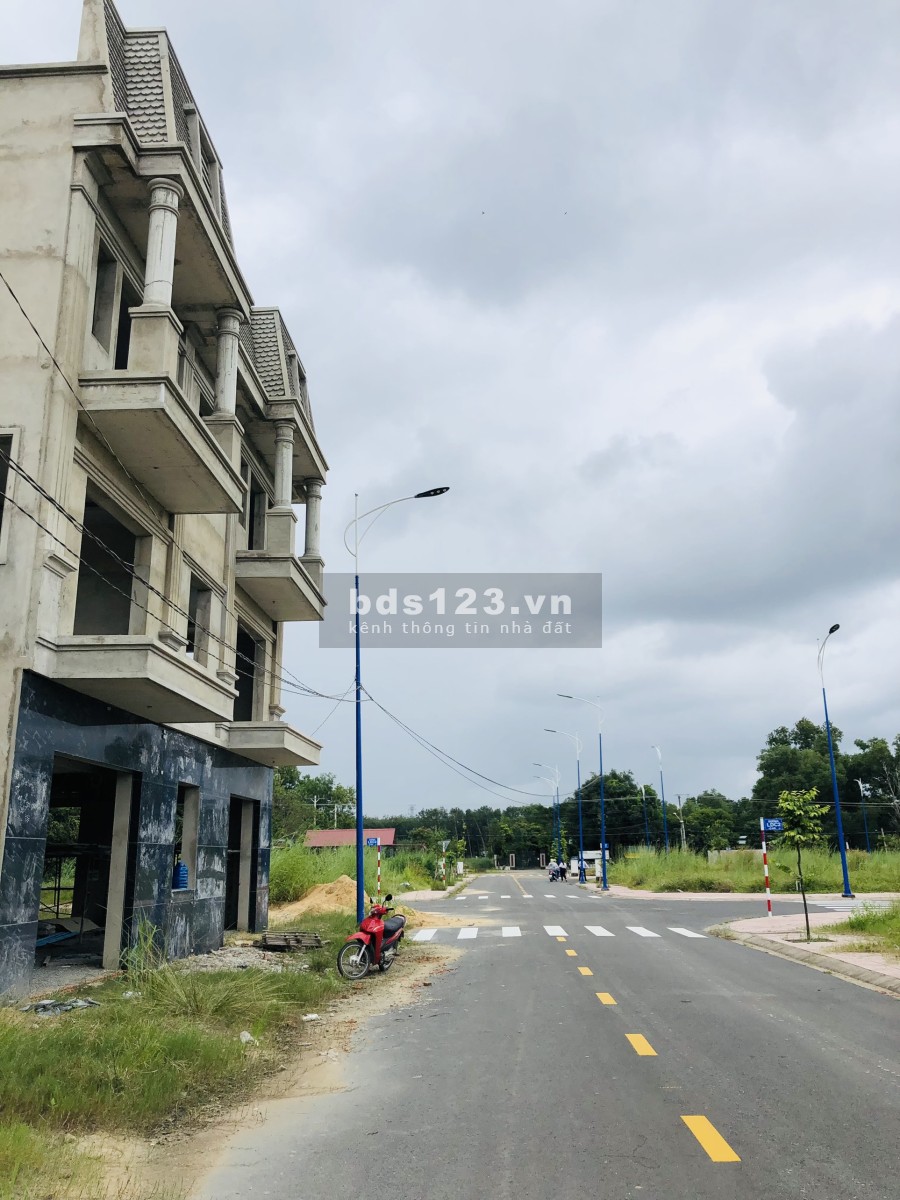 Tôi Cần Bán NHà 2 Lầu Mới Xây Nằm Cạnh Khu Công Nghiệp Becamex Bình Dương