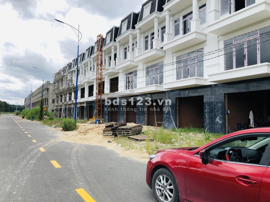 Tôi Cần Bán NHà 2 Lầu Mới Xây Nằm Cạnh Khu Công Nghiệp Becamex Bình Dương