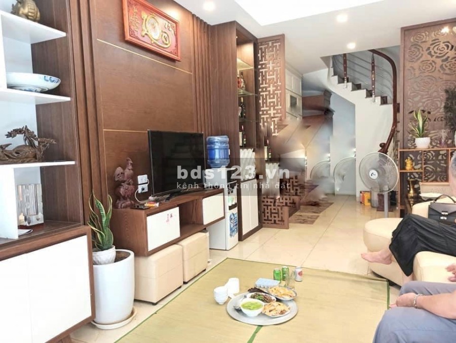 Hàng hiếm Việt Hưng Long Biên, dtsd 32m2, 5 tầng mt 4m, nhỉnh 3 Tỷ chỉ việc ở. LH 0911910586
