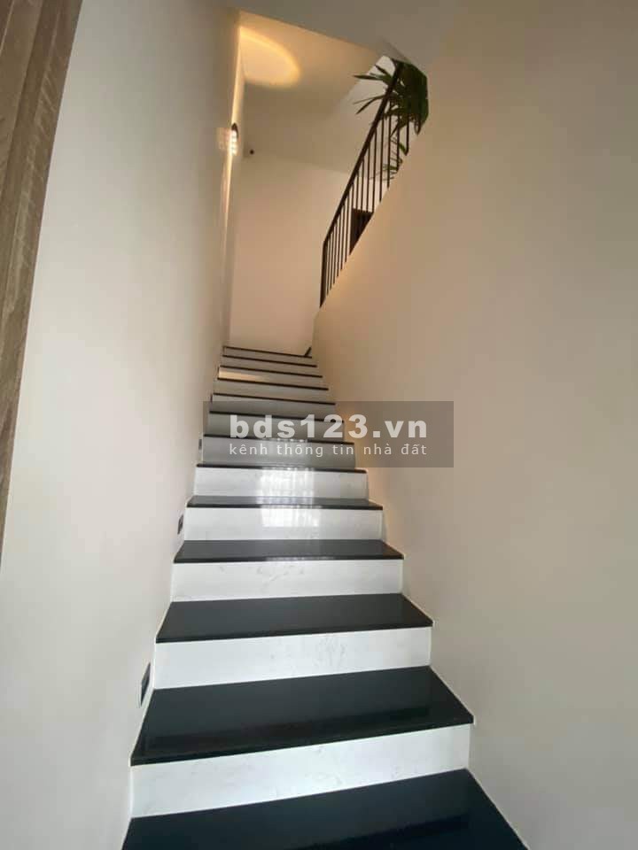 Bán nhà Quốc Lộ 32, oto kinh doanh 12 phòng, diện tích 102m2, 4 tầng đúc giá bán 6,8 tỷ
