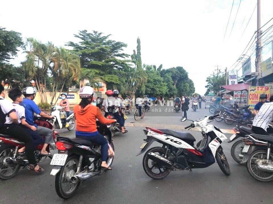 Cần bán lô đất đẹp đường 12m, giá 1,3 tỷ cách trường cấp 1,2, Chợ dân sinh 500m, thổ cư 100%, sang tên ngay.