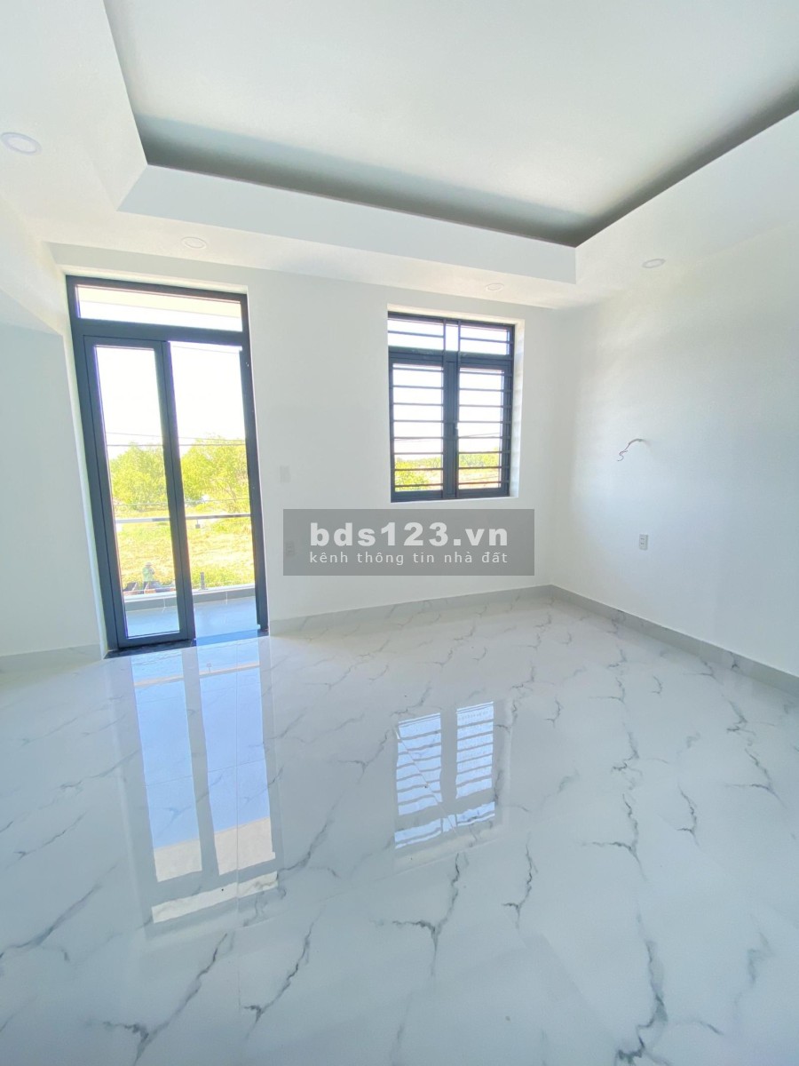 Nhà 1 Lầu 1 Trệt diện tích sử dụng (5x20m) Đúc Thật, Gần Chợ Bình Chánh, nhận nhà mới ngay