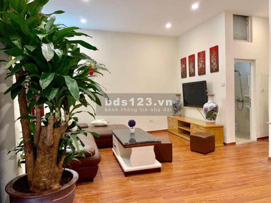 Bán nhà đang lên phố Quan Hoa lô góc 3 gác đỗ cửa giá đổ cửa nhỉnh 4 tỷ, đúc 5 tầng