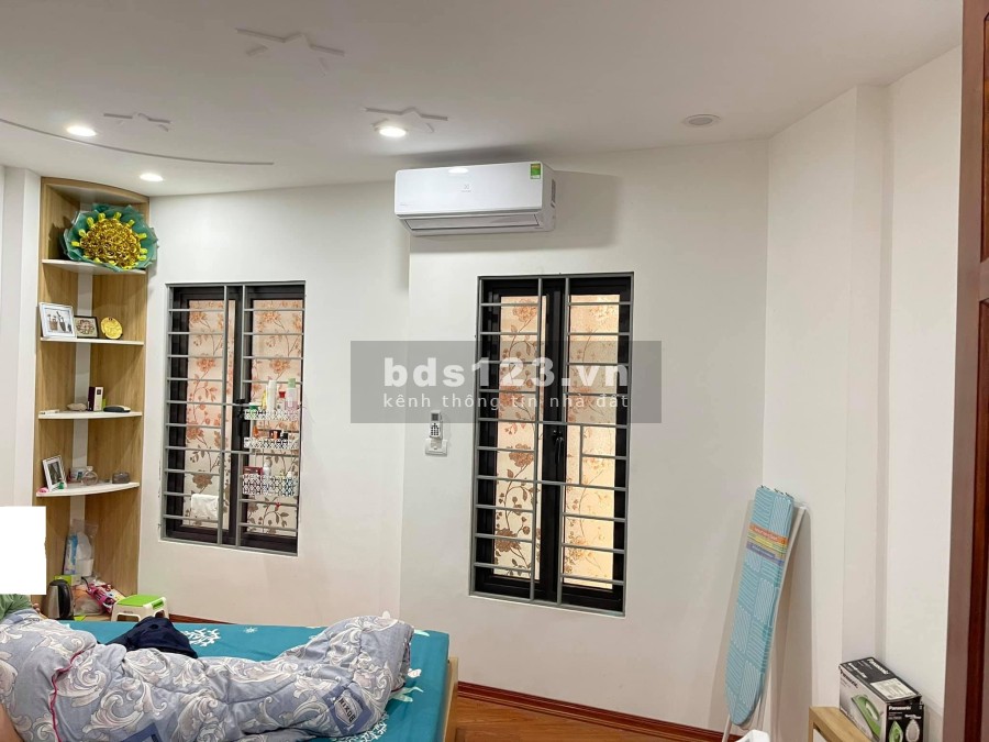 Bán nhà Đê La Thành diện tích sử dụng 25m2 5 tầng 2.15 tỷ. 3 bước ra phố. Ba gác đỗ