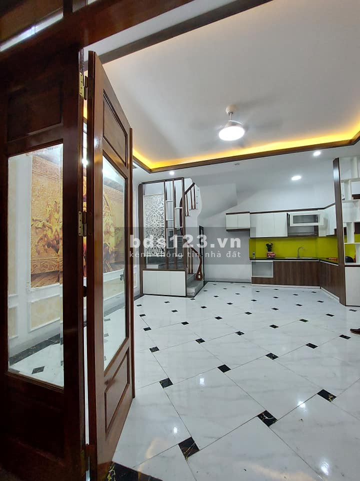 Bán nhà nguyên căn Trương Định, Hoàng Mai, diện tích 40m2 5 tầng đúc giá 3.5 tỷ sổ sẵn