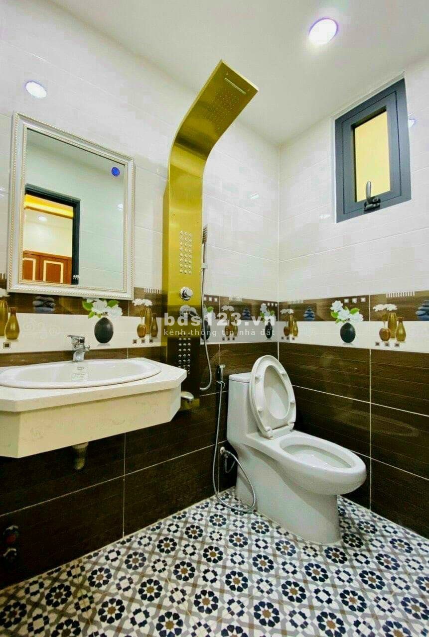 Chính chủ kẹt tiền ngân hàng cần bán gấp căn nhà một trệt hai lầu. hàng ngợp rẻ hơn thị trường 300Tr