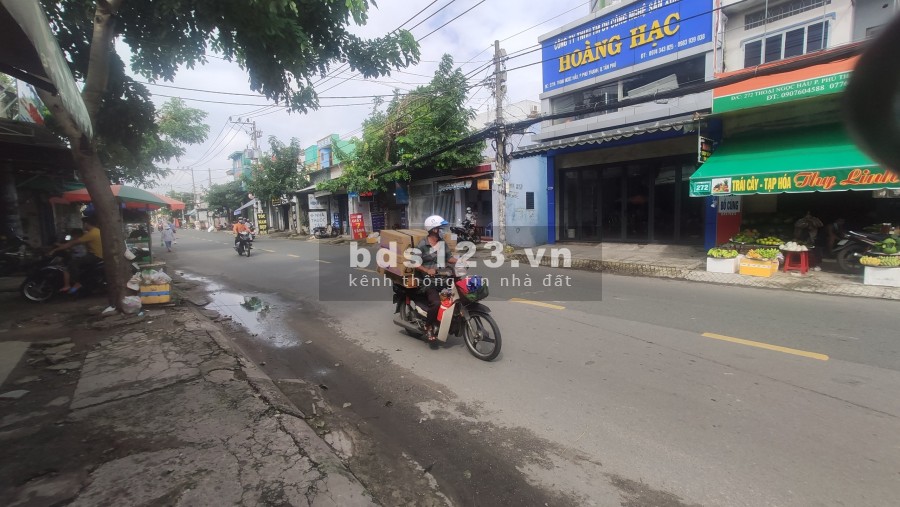 Cần bán nhà mặt tiền thoáng mát, sạch sẽ.
