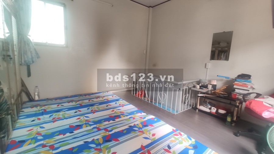 Cần bán nhà mặt tiền thoáng mát, sạch sẽ.