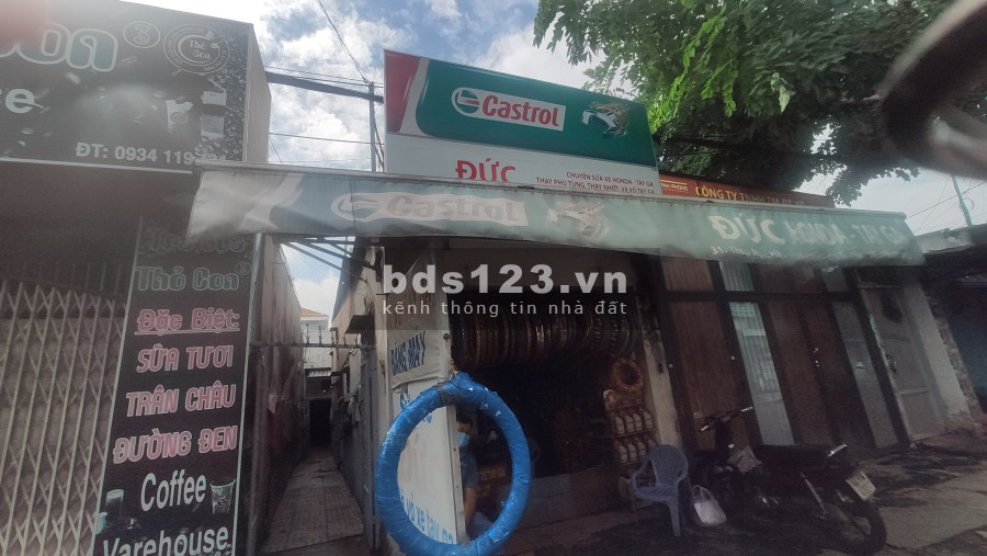 Cần bán nhà mặt tiền thoáng mát, sạch sẽ.