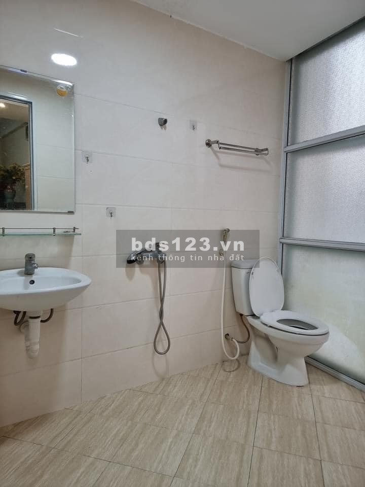 Bán nhà Trần Quý Cáp Đống Đa, lô góc 20m ô tô tránh, dtsd 50m2 mặt tiền 8m, 40 triệu, giá 5 tỷ