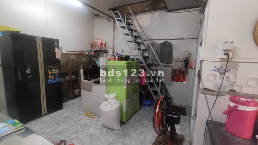 Cần bán nhà mặt tiền thoáng mát, sạch sẽ.